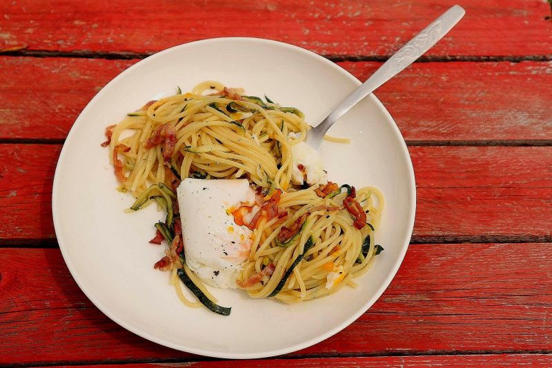 Spaghetti z cukinią, boczkiem i jajkiem w koszulce Spaghetti z cukinią, boczkiem i jajkiem w koszulce