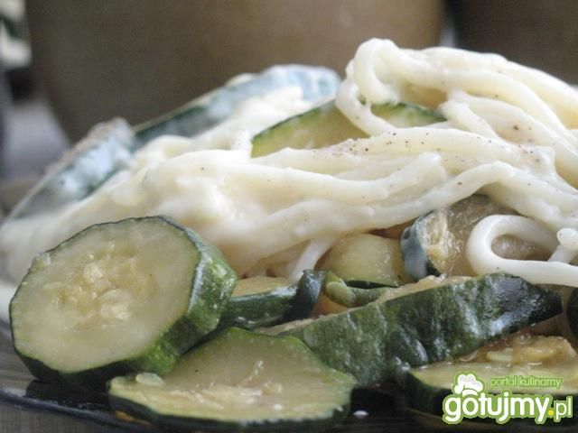 Spaghetti z cukinią i sosem beszamelowym