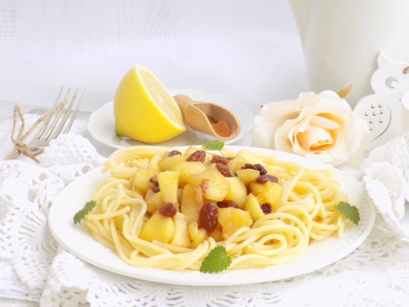 Spaghetti z cynamonowymi jabłkami