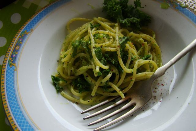 Spaghetti z czosnkiem niedźwiedzim i jarmużem.