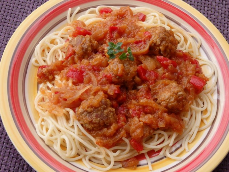Spaghetti z domowym sosem cukiniowym i klopsikami Spaghetti z domowym sosem cukiniowym i klopsikami
