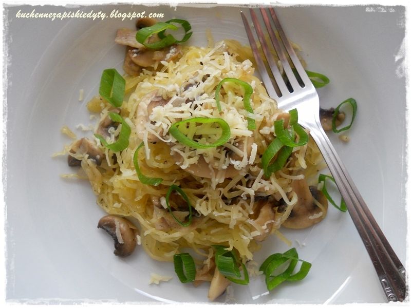 Spaghetti z dyni makaronowej z pieczarkami