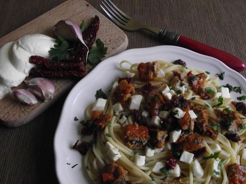 Spaghetti z filetem śledziowym i mozzarellą 