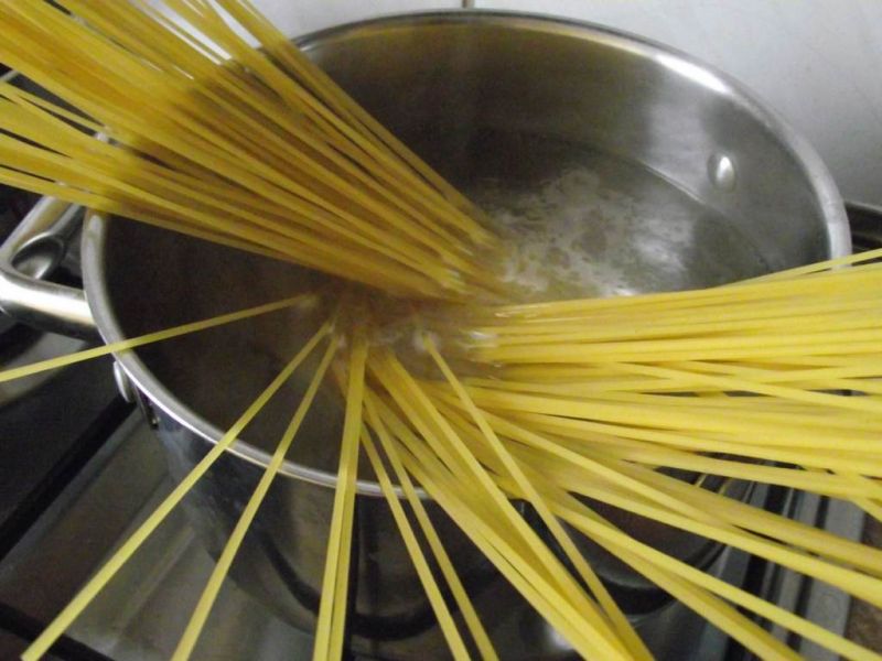 Spaghetti z filetem śledziowym i mozzarellą 