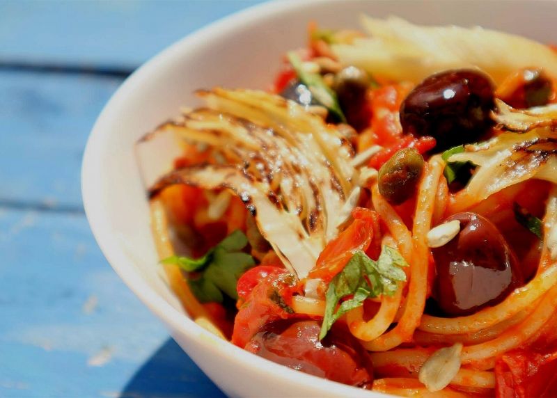 Spaghetti z grillowanym fenkułem, pomidorkami Spaghetti z grillowanym fenkułem, pomidorkami