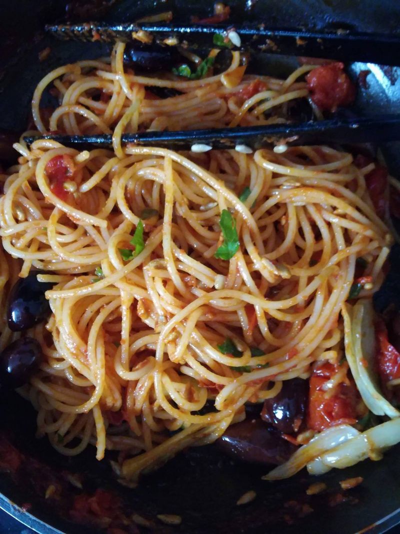 Spaghetti z grillowanym fenkułem, pomidorkami