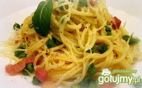Spaghetti  z  groszkiem i pancettą  Spaghetti  z  groszkiem i pancettą