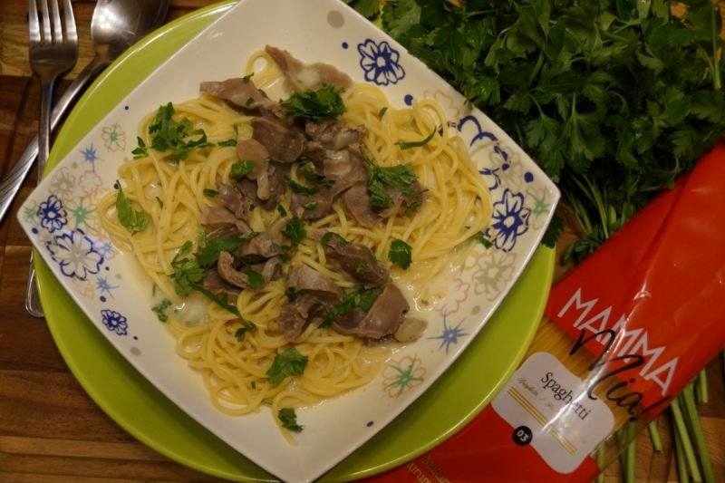 Spaghetti z indyczymi żołądkami w musztardowym  Spaghetti z indyczymi żołądkami w musztardowym