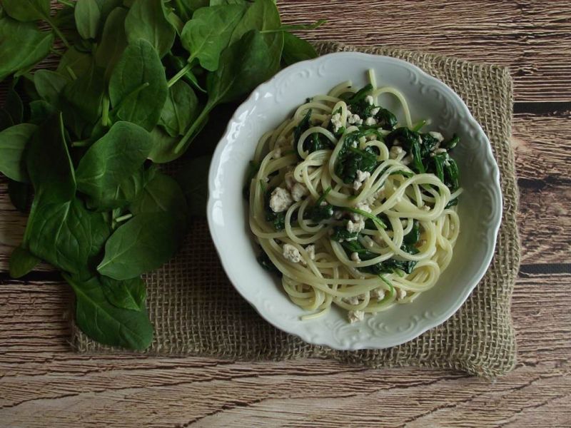Spaghetti z indykiem i szpinakiem  Spaghetti z indykiem i szpinakiem