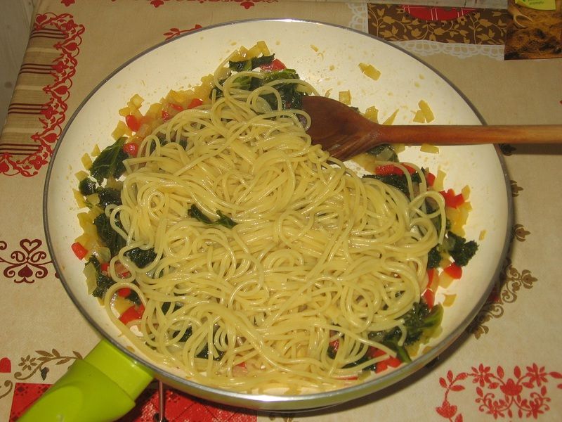 Spaghetti z jarmużem
