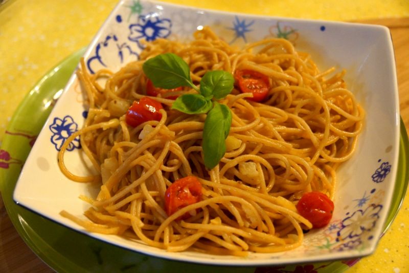 Spaghetti z kalarepką, czosnkiem i pepperoni Spaghetti z kalarepką, czosnkiem i pepperoni