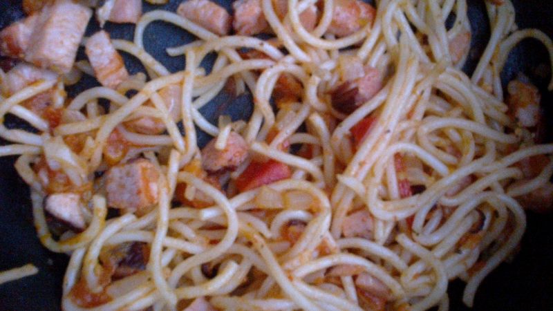 Spaghetti z kiełbasą Spaghetti z kiełbasą