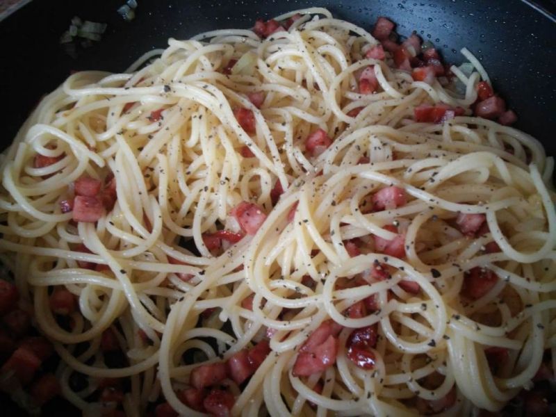 Spaghetti z kiełbasą i białym serem 