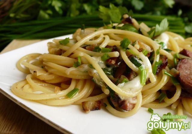 Spaghetti z kiełbaską i mozzarellą Spaghetti z kiełbaską i mozzarellą