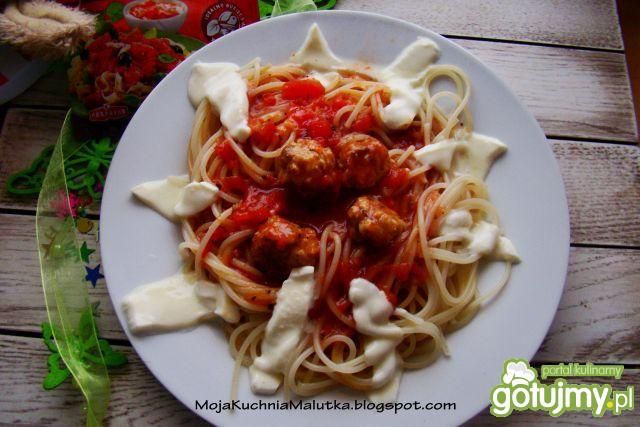 Spaghetti z klopsikami i mozzarellą  Spaghetti z klopsikami i mozzarellą