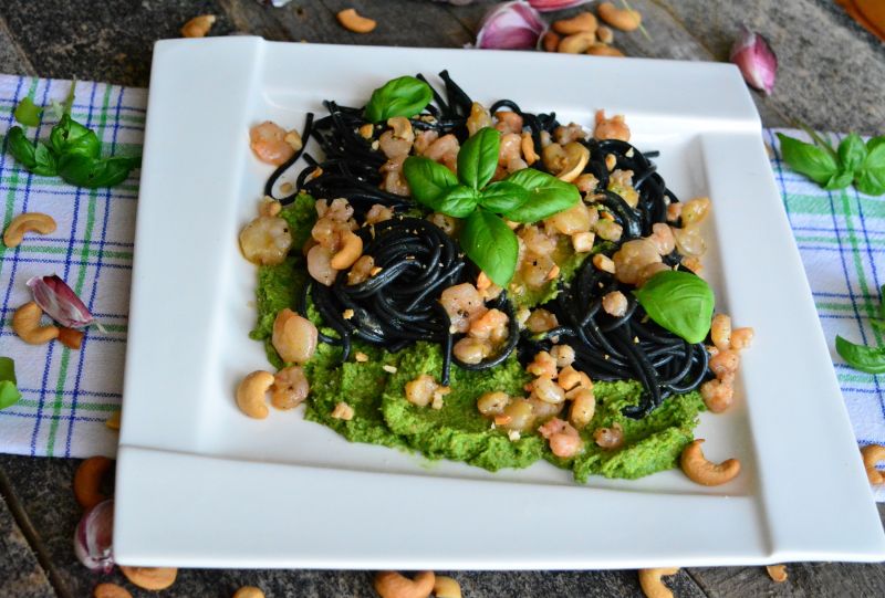 Spaghetti z krewetkami i bazyliowym pesto 
