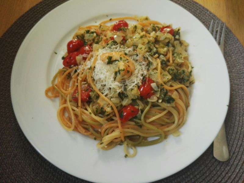 Spaghetti z krewetkami i pomidorkami Spaghetti z krewetkami i pomidorkami