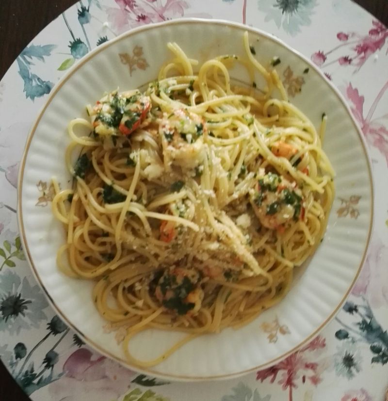 Spaghetti z krewetkami w sosie maślano-winnym Spaghetti z krewetkami w sosie maślano-winnym