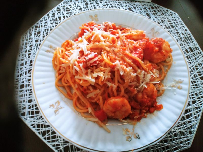 Spaghetti z krewetkami w sosie pomidorowym Spaghetti z krewetkami w sosie pomidorowym