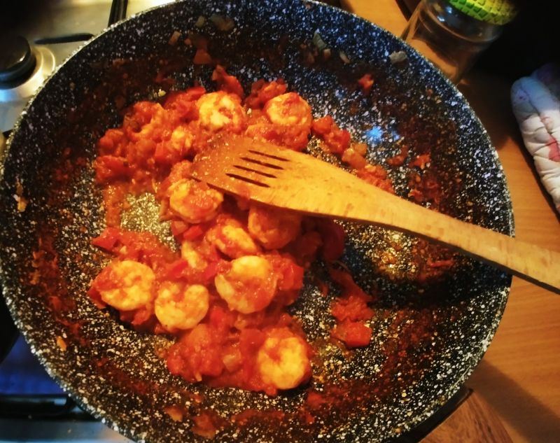 Spaghetti z krewetkami w sosie pomidorowym