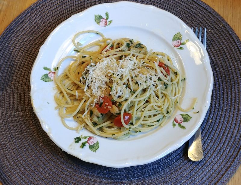 Spaghetti z krewetkami w sosie serowo-winnym