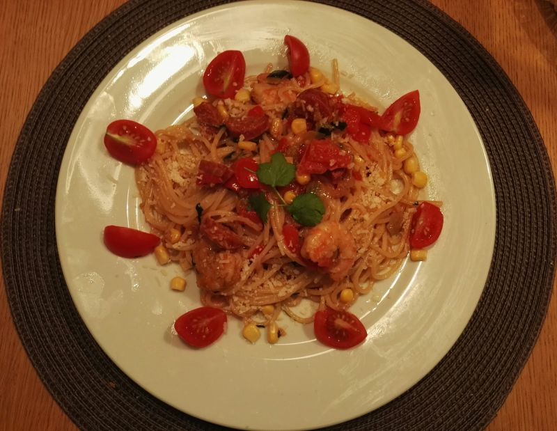 Spaghetti z krewetkami, warzywami i chorizo