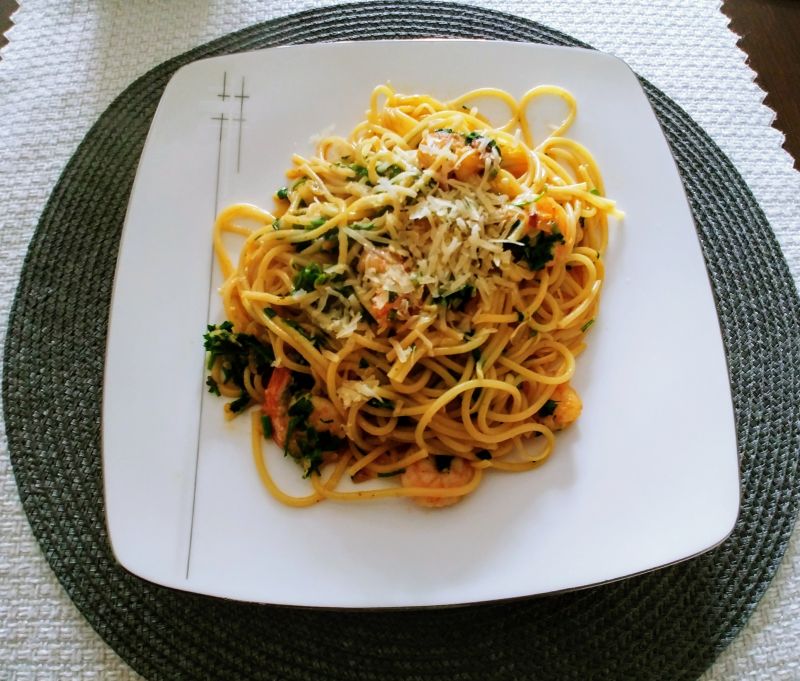 Spaghetti z krewetkami z czosnkiem i szafranem