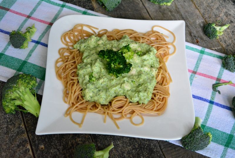 Spaghetti z kurczakiem, brokułami i bazylią