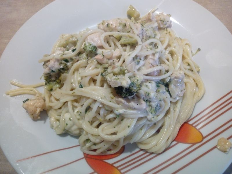 Spaghetti z kurczakiem i brokułami