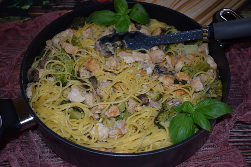 Spaghetti z kurczakiem i brokułem