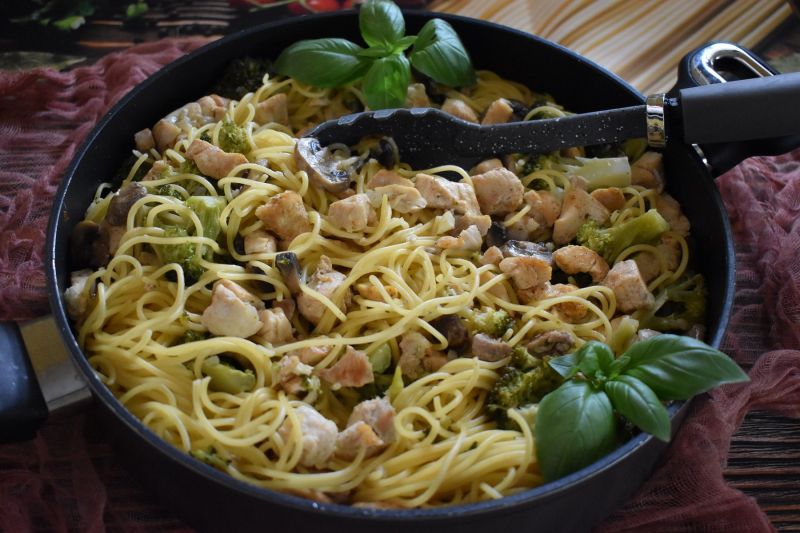 Spaghetti z kurczakiem i brokułem