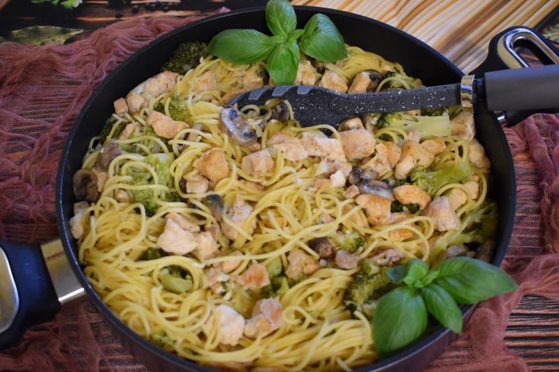 Spaghetti z kurczakiem i brokułem