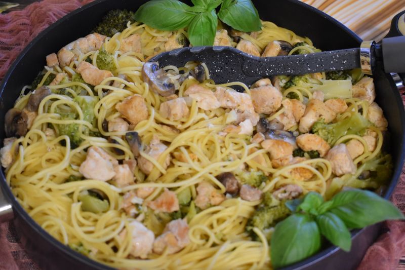 Spaghetti z kurczakiem i brokułem