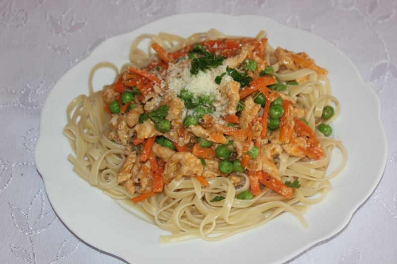 Spaghetti z kurczakiem i groszkiem 
