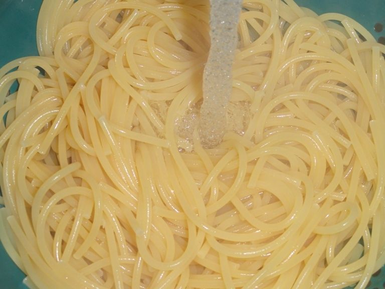 Spaghetti z kurczakiem i oliwkami