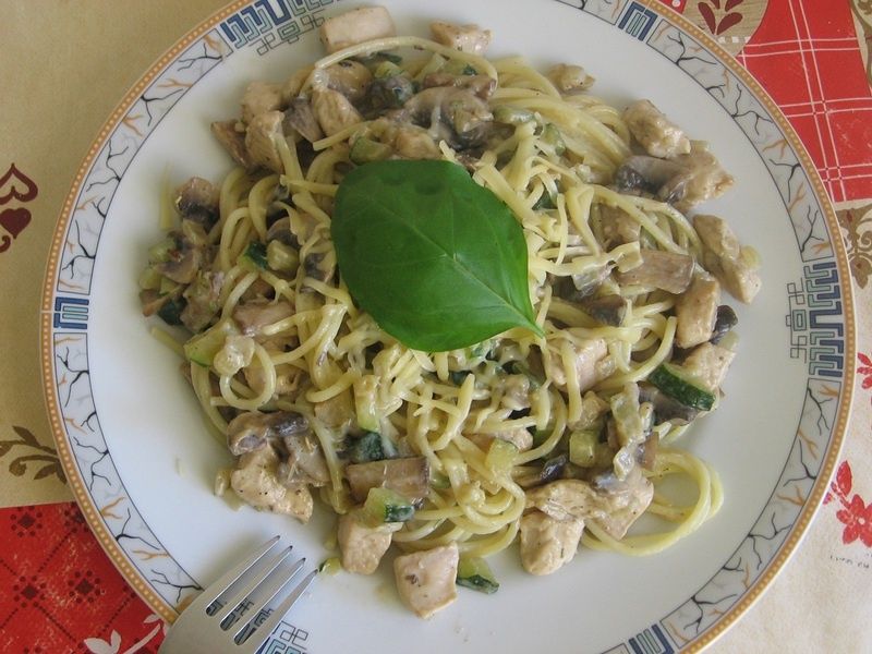 Spaghetti z kurczakiem i pieczarkami