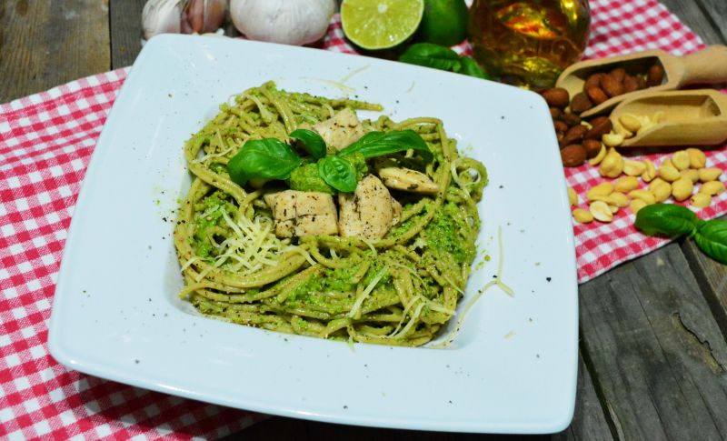 Spaghetti z kurczakiem i pietruszkowo-bazyliowym p