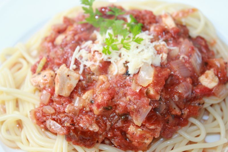 Spaghetti z kurczakiem i suszonymi pomidorami  Spaghetti z kurczakiem i suszonymi pomidorami
