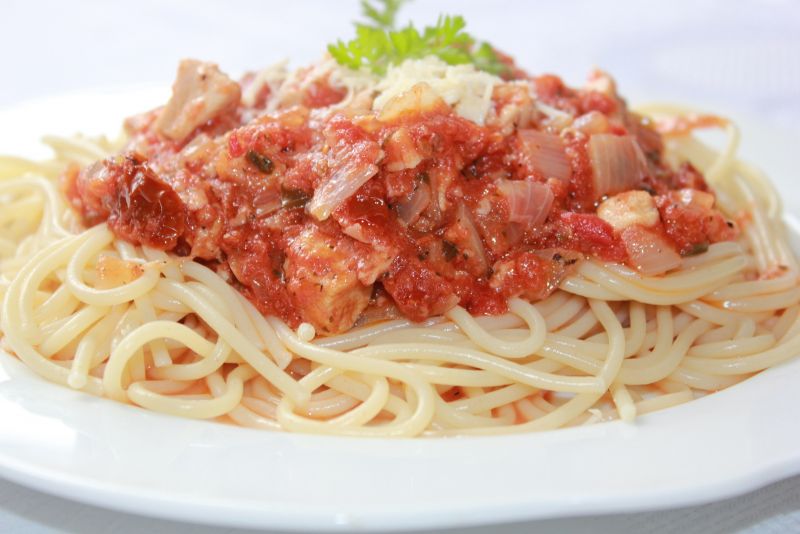 Spaghetti z kurczakiem i suszonymi pomidorami  Spaghetti z kurczakiem i suszonymi pomidorami