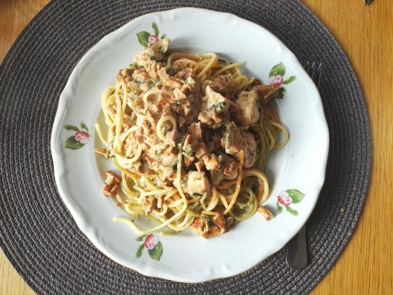 Spaghetti z kurczakiem w sosie kurkowym