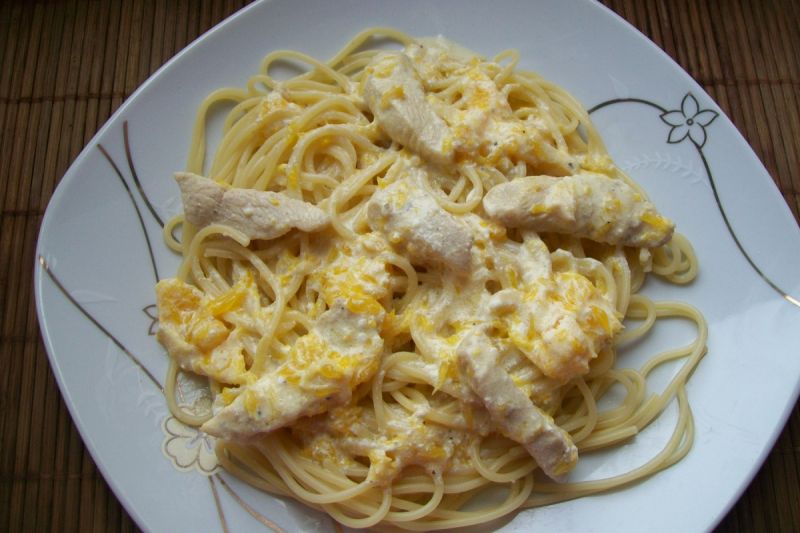 Spaghetti z kurczakiem w sosie pomarańczowym
