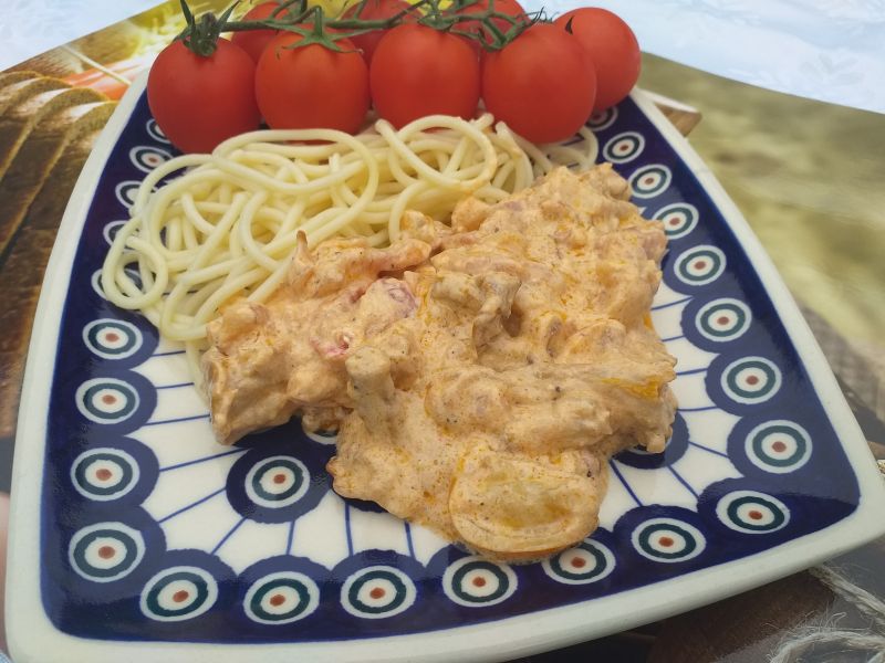 Spaghetti z kurkami, boczkiem i pomidorkami Spaghetti z kurkami, boczkiem i pomidorkami