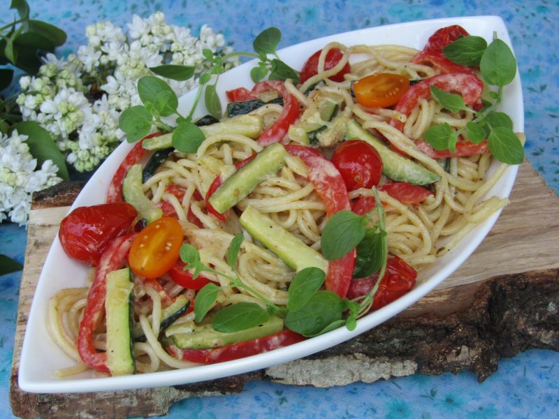 Spaghetti z letnimi warzywami w sosie śmietanowym Spaghetti z letnimi warzywami w sosie śmietanowym