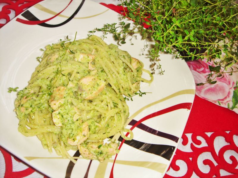 Spaghetti z łososiem i sosem brokułowo-koperkowym