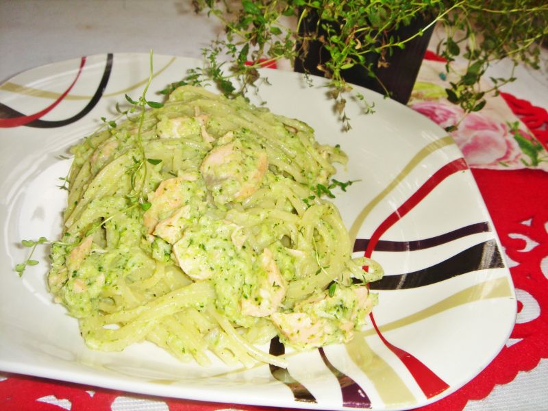 Spaghetti z łososiem i sosem brokułowo-koperkowym