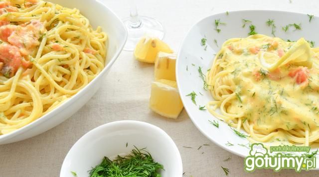 Spaghetti z łososiem i sosem cytrynowym 