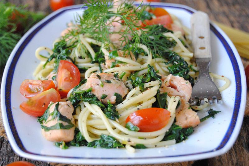 Spaghetti z łososiem i szpinakiem
