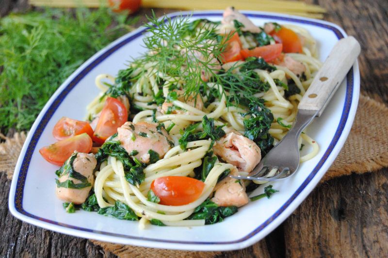 Spaghetti z łososiem i szpinakiem