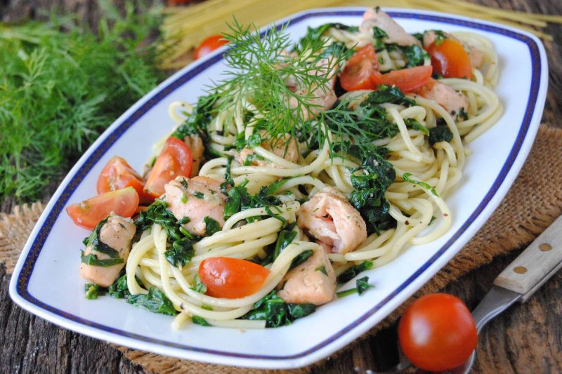 Spaghetti z łososiem i szpinakiem