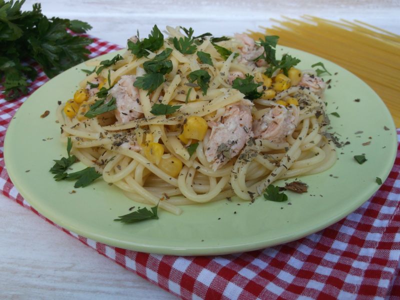 Spaghetti z łososiem, kukurydzą i natką pietruszki